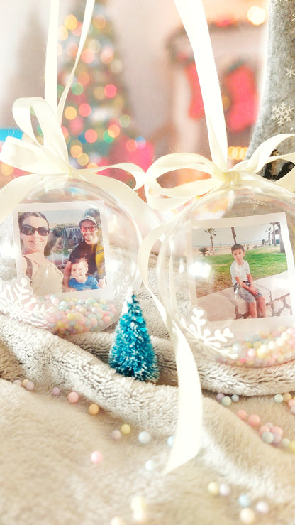 Bola adorno Navideña con fotografía tipo polaroid. Nuestras bolas navideñas fotográficas personalizadas delicadamente elaboradas son excelentes para un recuerdo único y serán un regalo original

Igual que las típicas bolas para el árbol de navidad pero personalizadas con tus fotos.


Convierte tus fotos favoritas en un impresionante adorno personalizado!