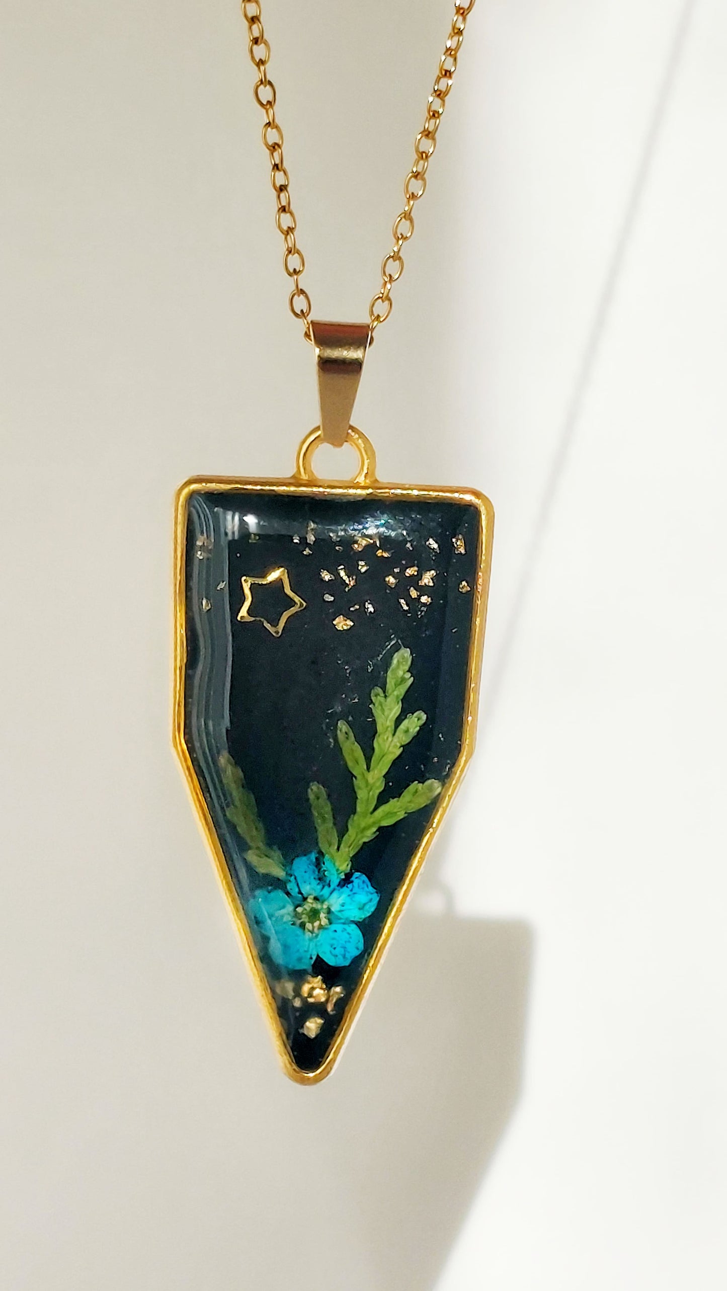 Pendant with royal blue forget-me-not flower