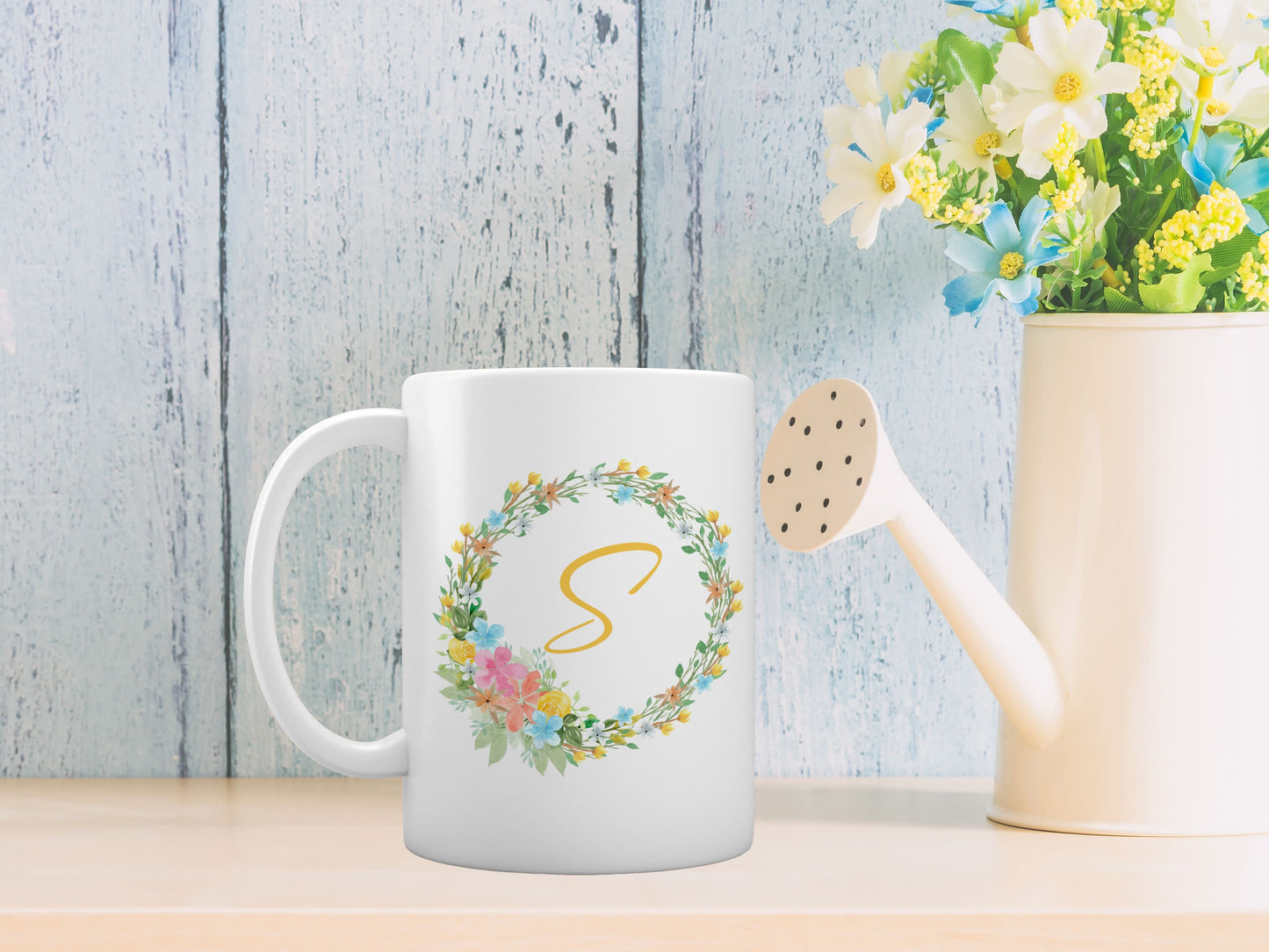 taza inicial personalizada con flores amarillas