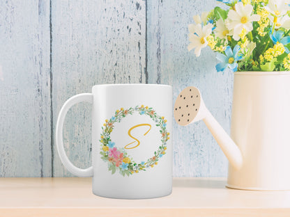 taza inicial personalizada con flores amarillas