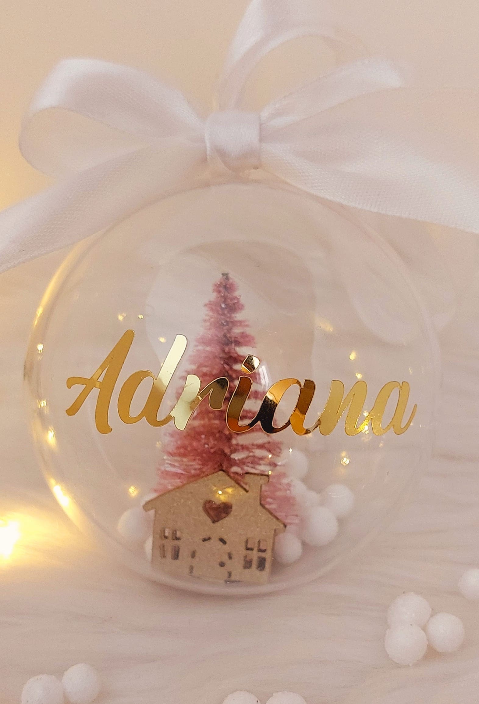 Bola de Navidad de PVC transparente con bonita escena navideña en el interior, PINO y casita un complemento ideal para decorar el árbol de Navidad, incluye cuerda para colgarla fácilmente