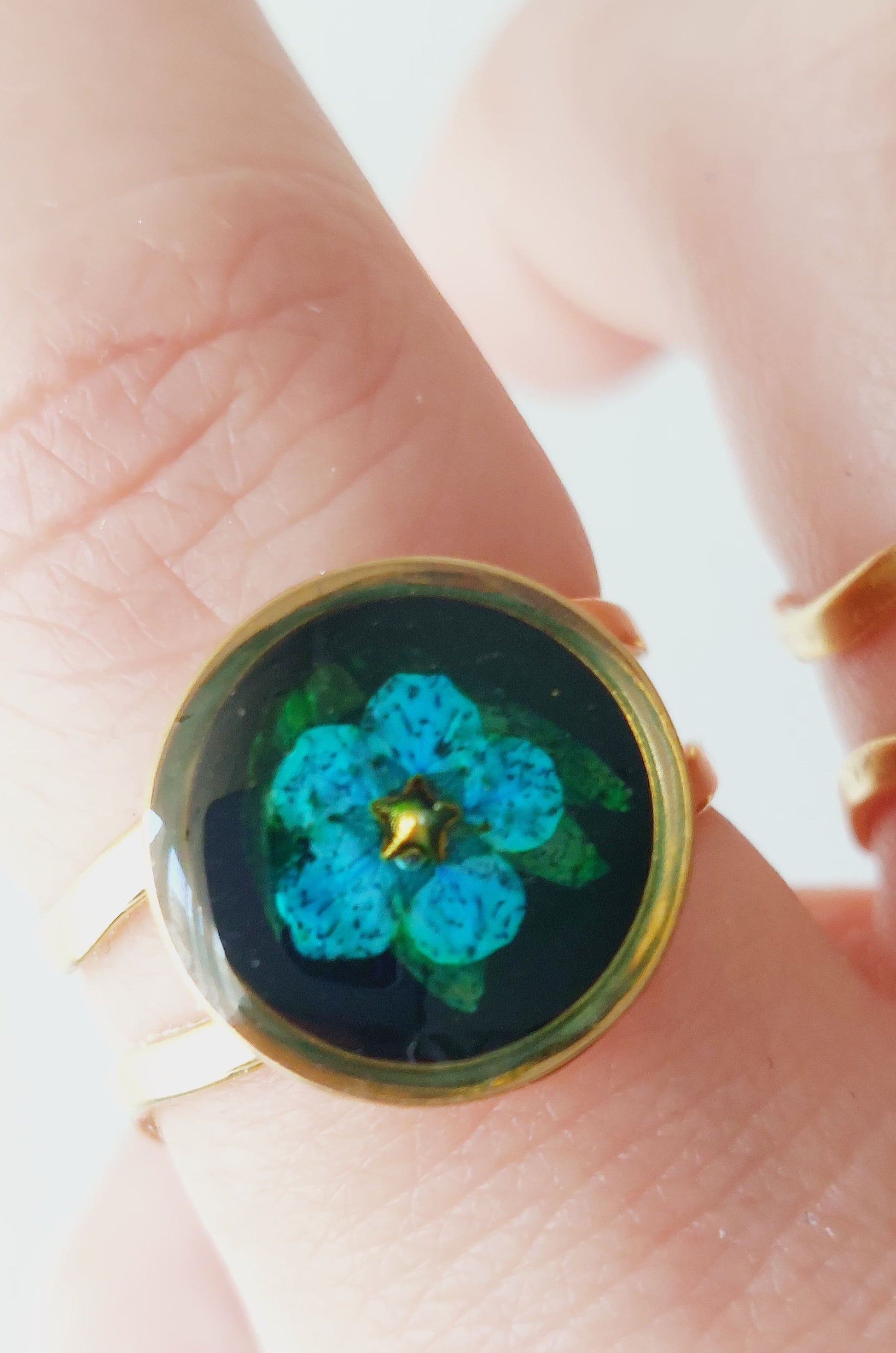 anillo en resina y flores reales con base metálica