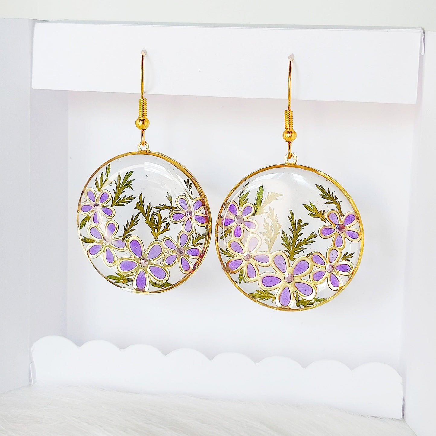 aros en resina con flores moradas