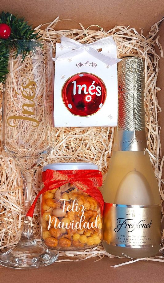 regalo en caja personalizado para navidad, copa con nombre, cava, bola navideña personalizada y taro de snack salados. Lote de Navidad Personalizado