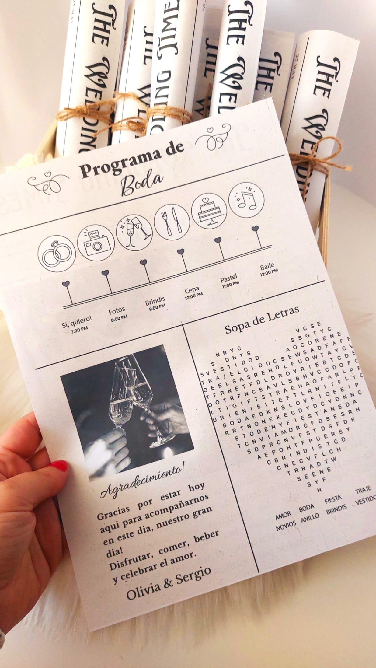 ¡Pida aquí sus programas de periódicos de bodas impresos y listos para entregar a sus invitados el gran día! ¡Su familia y amigos apreciarán algo interesante para leer mientras esperan y disfrutan de todas las pequeñas y divertidas partes de sus personalidades que pueden compartir en formato de periódico!