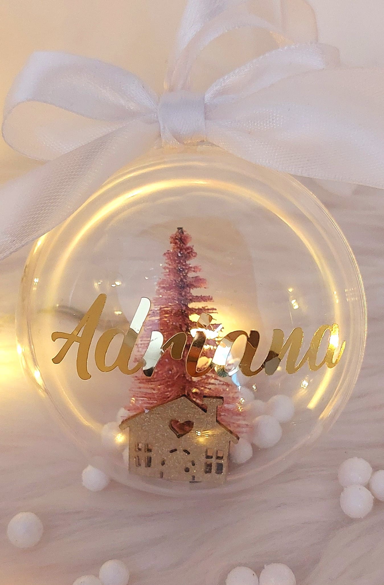 esfera transparente rellena de adornos navideños personalizada