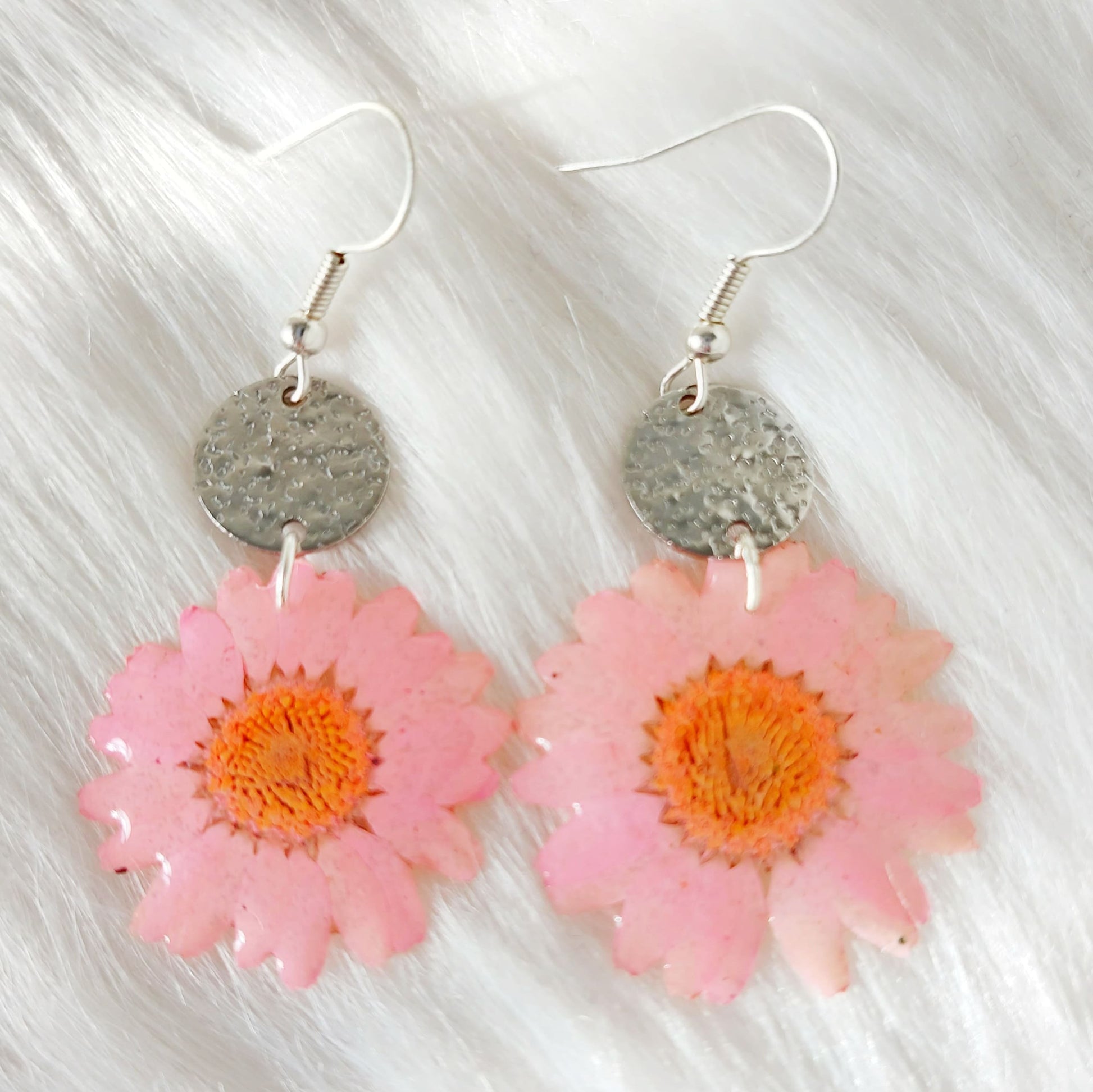 Pendientes de flores de resina, pendientes de resina con flor real, pendientes colgantes, regalo de cumpleaños, regalo hecho a mano pendiente margarita rosada