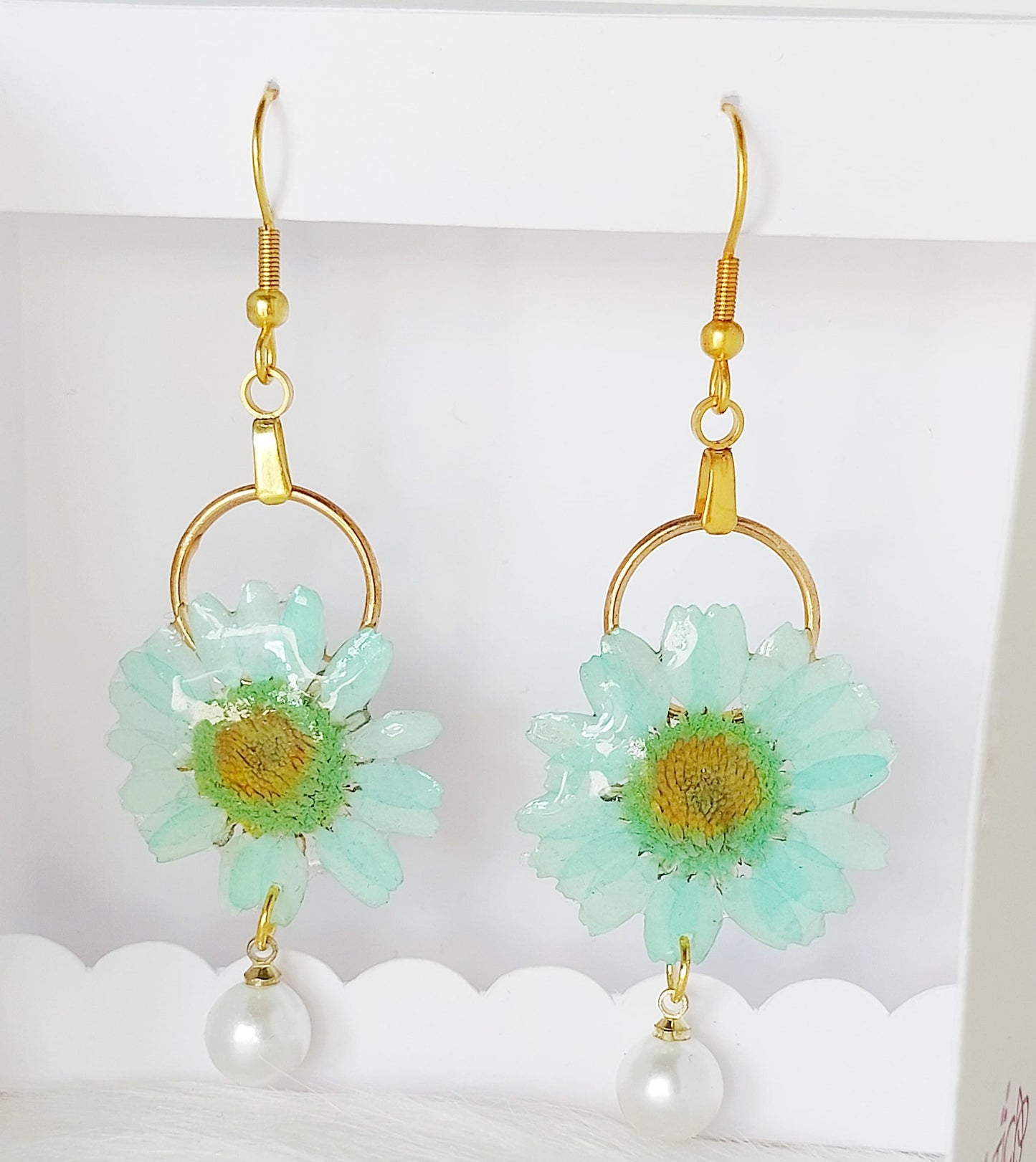 Pendientes de flores de resina, pendientes de resina con flor real, pendientes colgantes, regalo de cumpleaños, regalo hecho a mano, pendientes margaritas reales verdes