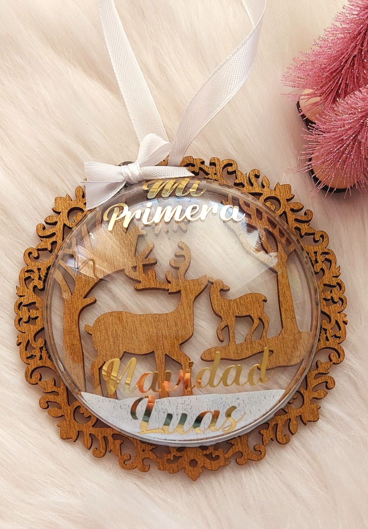 La Bola de Primera Navidad con Inicial, dedicada a los recién incorporad@s a la familia. Personalízala con el nombre y la fecha de nacimiento, y que tengan un sitio en el Árbol de Navidad junto con toda la familia.

Fabricado en madera de haya de alta calidad y cortado a láser con máxima precisión.

Este año hay muchas cosas que celebrar