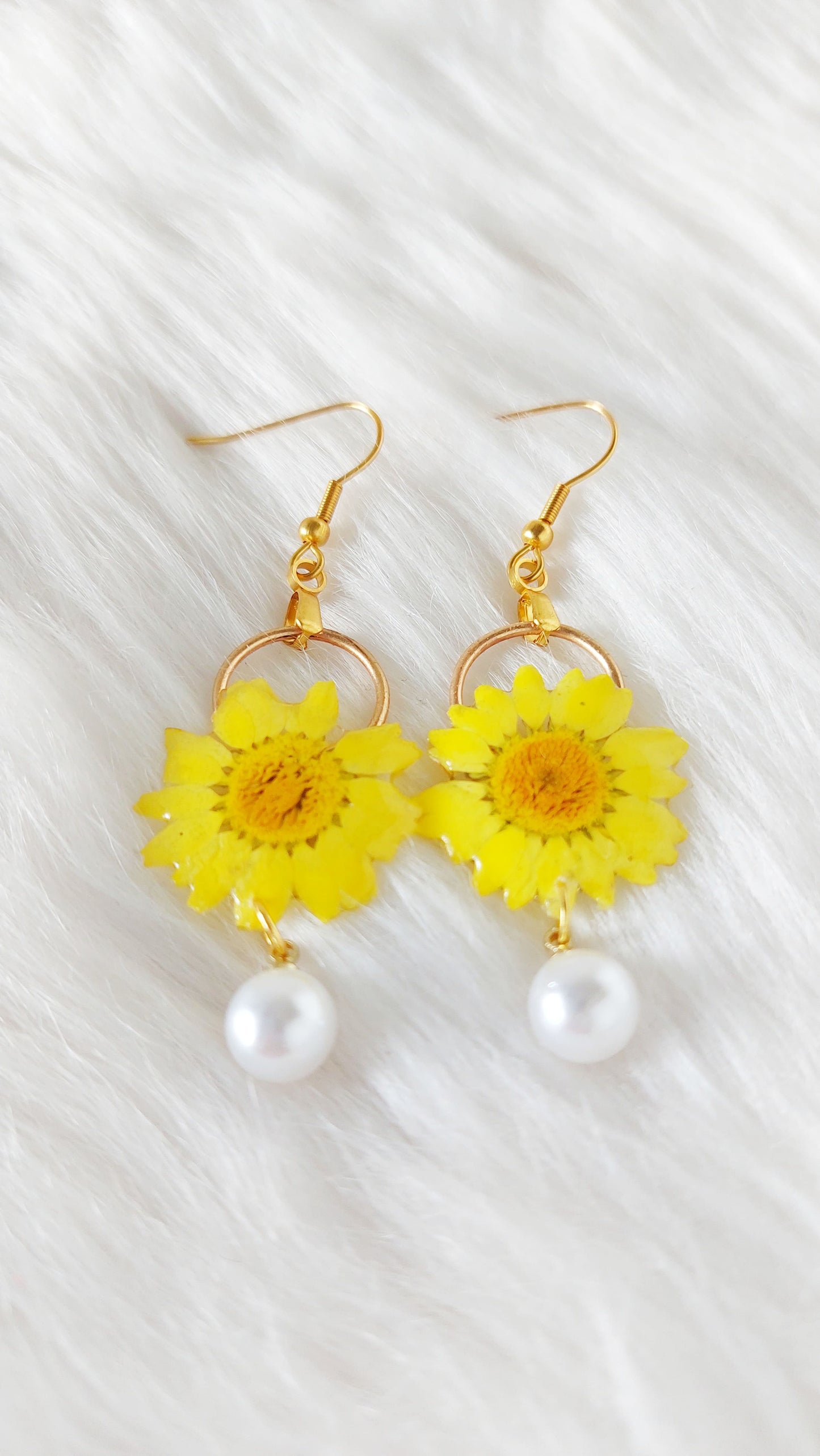 Pendientes de flores de resina, pendientes de resina con flor real, pendientes colgantes, regalo de cumpleaños, regalo hecho a mano, pendientes margaritas reales amarillas