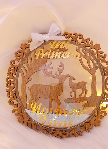 La Bola de Primera Navidad con Inicial, dedicada a los recién incorporad@s a la familia. Personalízala con el nombre y la fecha de nacimiento, y que tengan un sitio en el Árbol de Navidad junto con toda la familia.
Fabricado en madera de haya de alta calidad y cortado a láser con máxima precisión.
Este año hay muchas cosas que celebrar