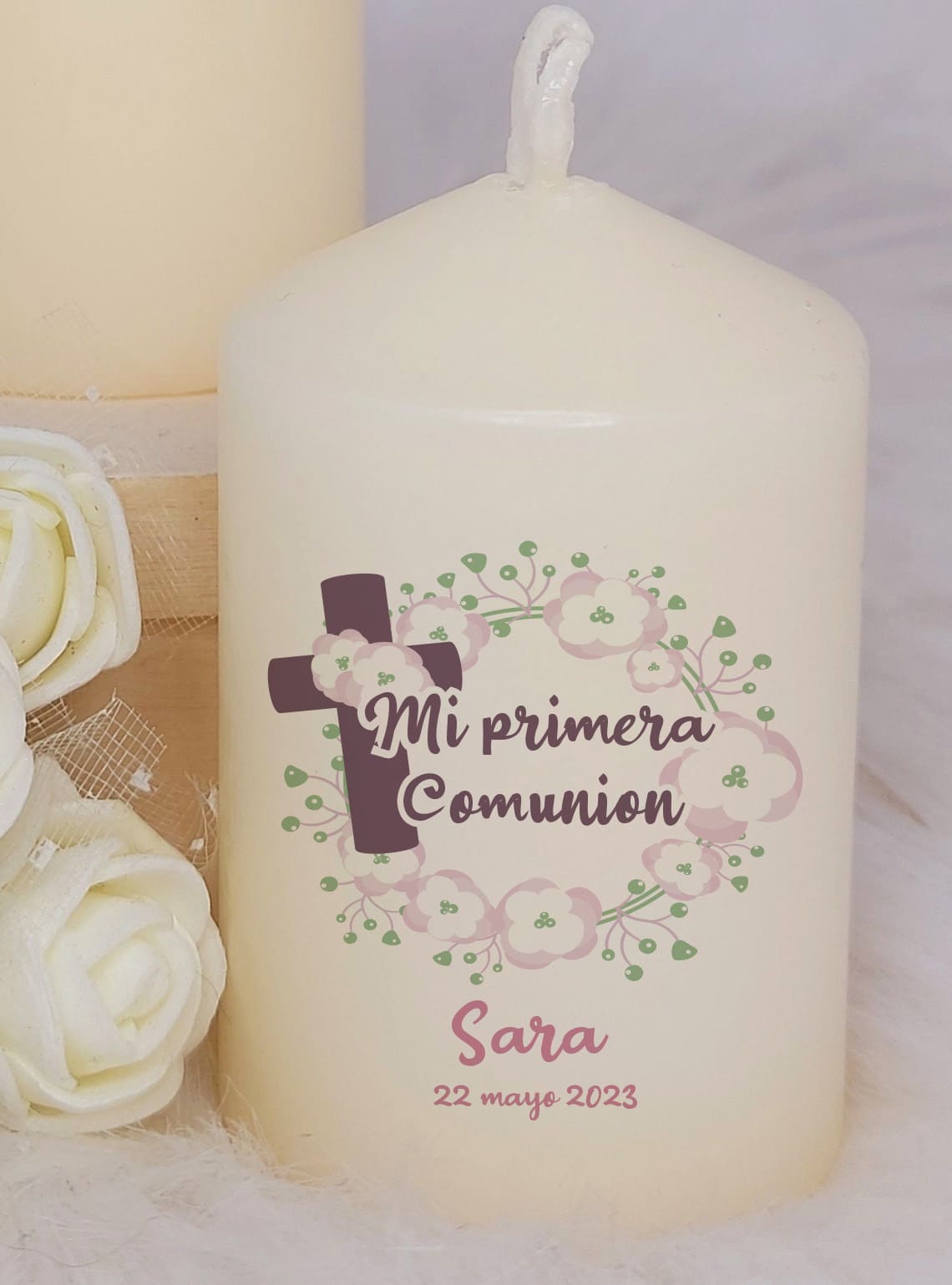 Vela clásica de Primera Comunión. la vela se personaliza con los datos de la niña.

Vela cristiana para utilizar en la Primera Comunión, un regalo ideal que pueden hacer los padres, los padrinos o cualquiera de los invitados.