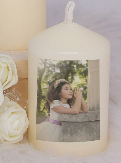 Elegante vela para Comunión, es una vela hecha artesanalmente que pudes personalizar con fotografia y los datos de la Comunión o bien incluir una dedicatoria a tu gusto, una vela personalizada para Comunión que enamorará por su belleza, un regalo para Comunión con el que acertarás seguro ya que es muy original.