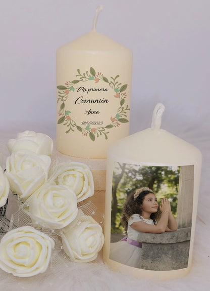 Elegante vela para Comunión, es una vela hecha artesanalmente que pudes personalizar con fotografia y los datos de la Comunión o bien incluir una dedicatoria a tu gusto, una vela personalizada para Comunión que enamorará por su belleza, un regalo para Comunión con el que acertarás seguro ya que es muy original.